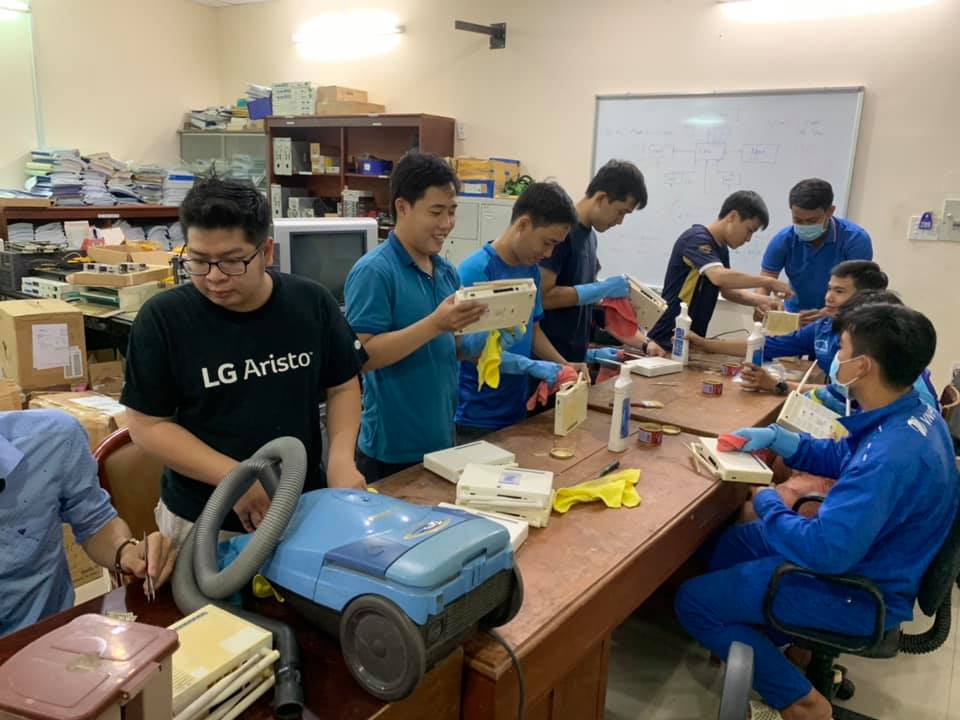 Đoàn viên Công đoàn Viễn thông Kiên Giang tham gia vệ sinh thiết bị đầu cuối tái sử dụng Đoàn viên Công đoàn Viễn thông Kiên Giang tham gia vệ sinh thiết bị đầu cuối tái sử dụng
